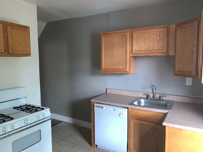 Building Photo - SPACIOUS OAKLAND HOUSE WITH BONUS ROOM - AVAILABLE AUGUST!