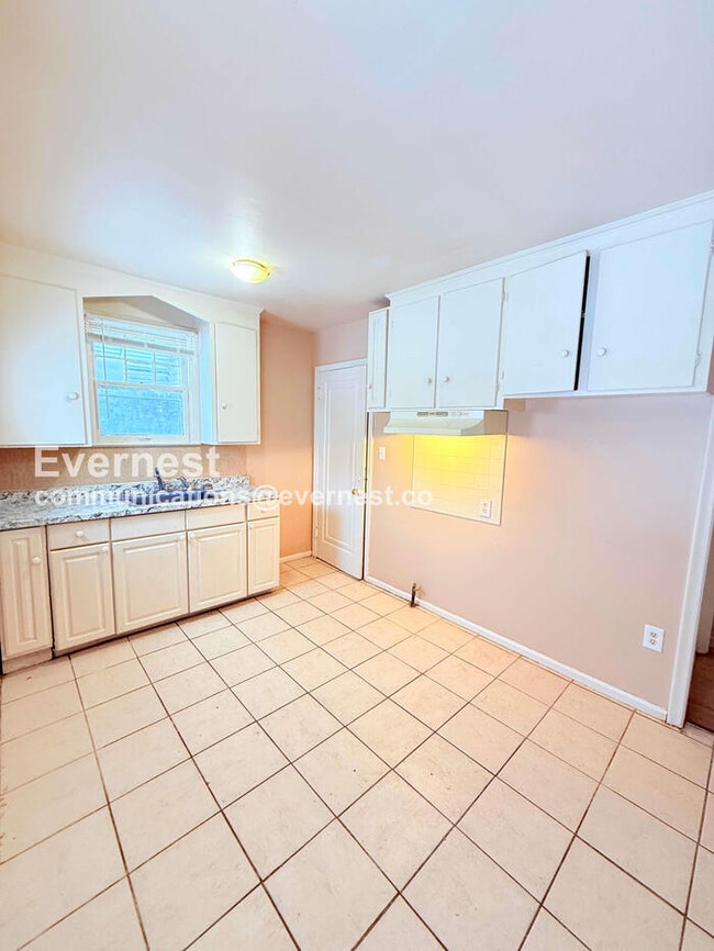 Foto del edificio - 8431 Rosemont Ave