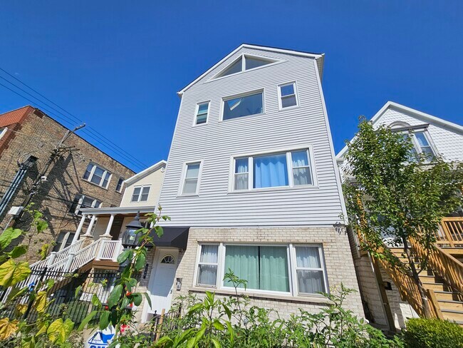 Building Photo - 1140 W Barry Ave
