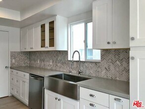 Building Photo - 853 Hayworth Ave