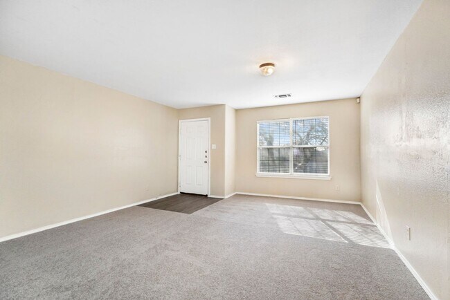 Building Photo - Stylish & Spacious 4-Bedroom Home