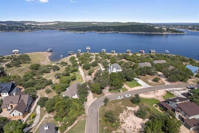 Foto del edificio - 504 Lakeshore Cir