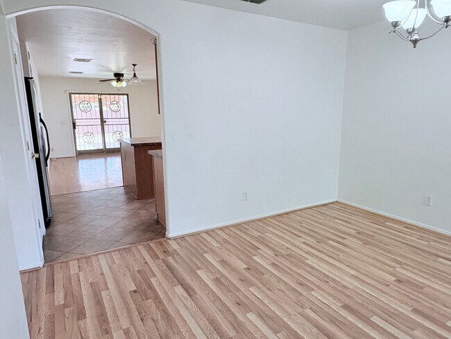 Foto del edificio - 3-bedroom, 2-bathroom home with walled bac...