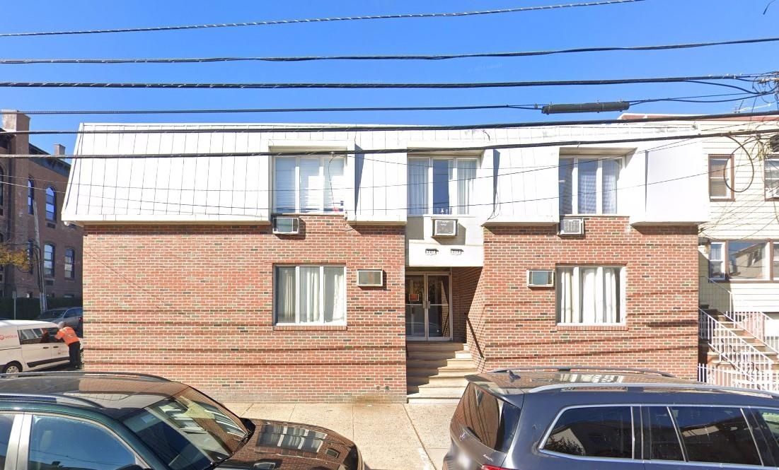 Foto principal - 227-229-229 Cambridge Ave