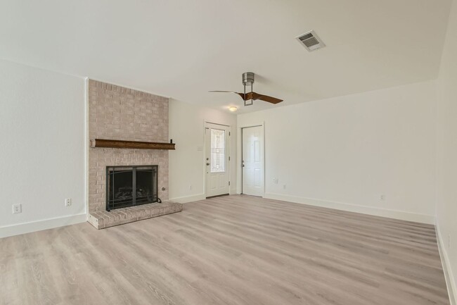 Building Photo - Charming 3/BR 2/BA Home with Spacious Back...