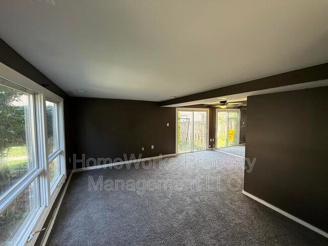 Building Photo - 554 West Ct