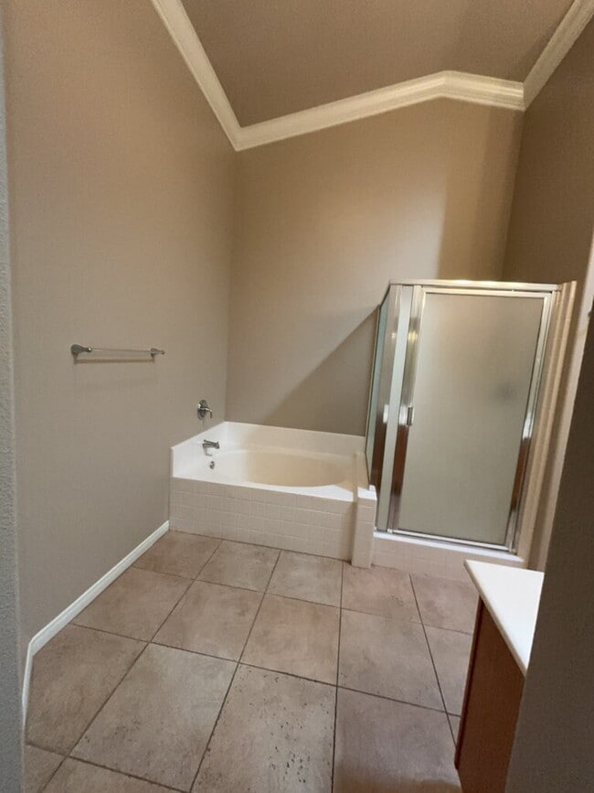 Building Photo - Don't miss out on this super cute 2-bedroo...