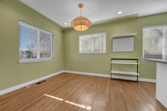 Foto del edificio - $3,695.00, $300 OFF First Months' Rent - 4 Bedroom, 3 Bath, Single Family Home in Denver with Fin...