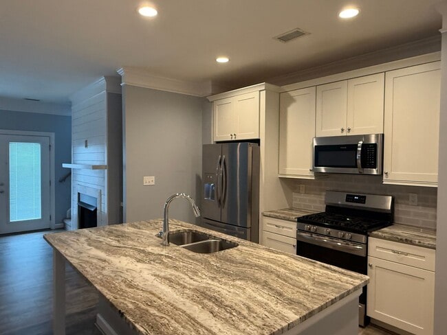 Building Photo - Great Condo On The Riverfront Golf Course