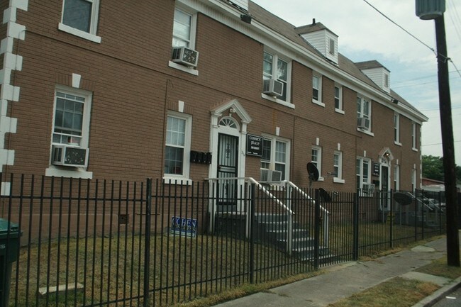 Building Photo - 364 Cossitt Pl