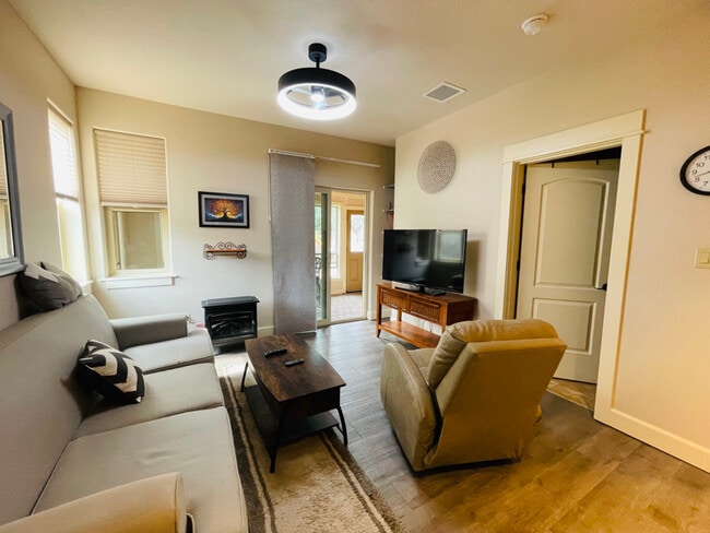 Building Photo - 1485 Murrelet Dr