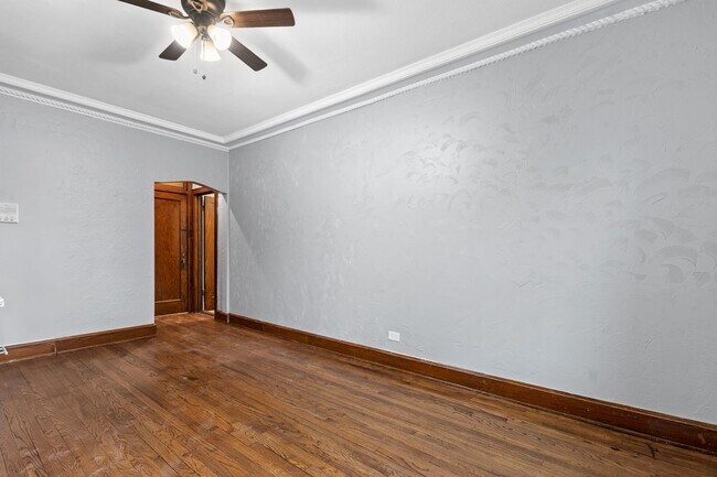 Foto del edificio - Newly Remodeled Vintage Charm with 21st Century : Move In Special for June 2025 $1,070.00