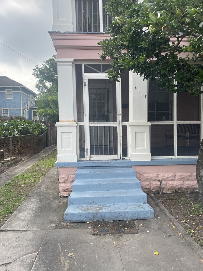Building Photo - 2117 Dante St