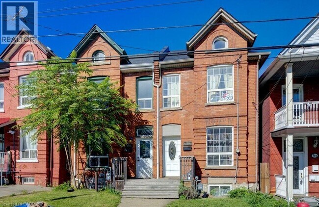 Building Photo - 297 Bay St N