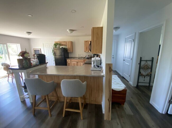 5 Oak Ln Breakfast Bar - 518 Phillips Rd