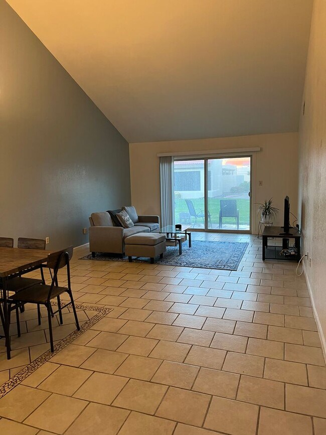 Building Photo - TOWNHOME IN MESA DEL SOL!