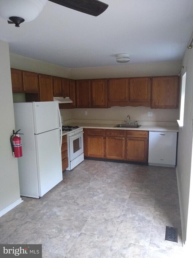 Building Photo - 520 Bassett Ln