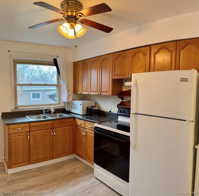 Foto del edificio - 1403 E Maxlow Ave