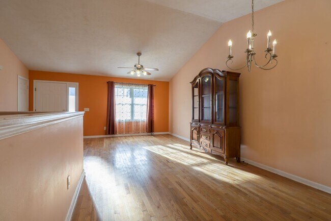 Building Photo - 4 BED / 2 BATH HOUSE IN EAST URBANA WITH F...