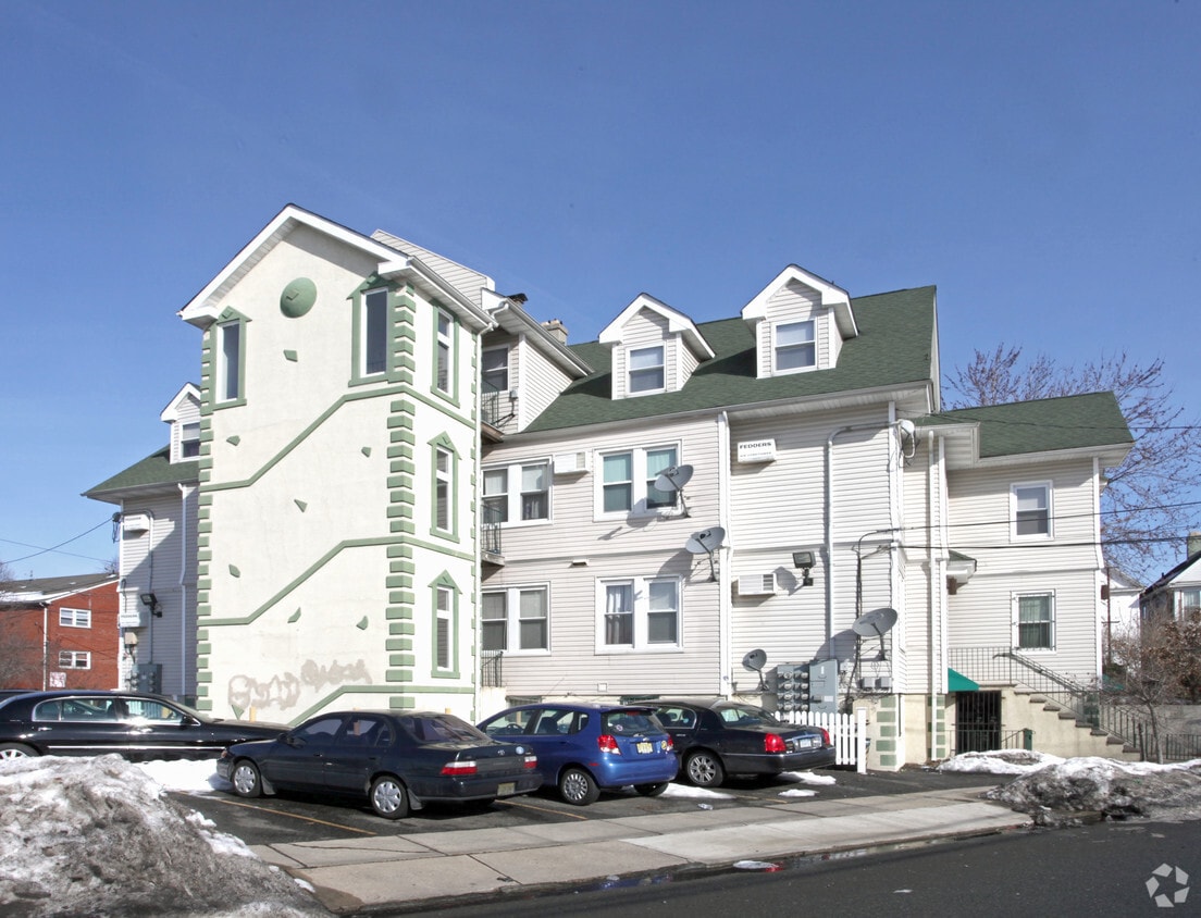 Building Photo - 641 Van Buren Ave