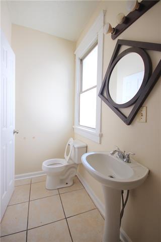 Building Photo - 2569 Gladiolus St