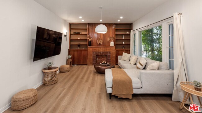 Building Photo - 237 S Doheny Dr