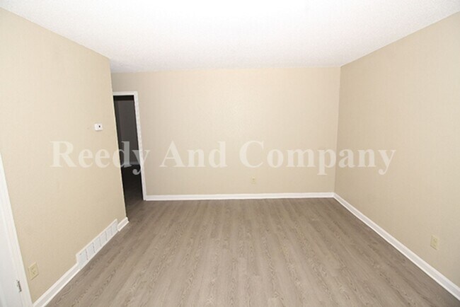 Foto del edificio - 324 McFarland Dr