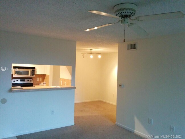 Foto del edificio - 1743 Village Blvd