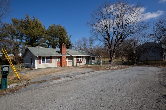 Foto del edificio - 3 Bed/1.5 Bath Rancher in Ranson, WV