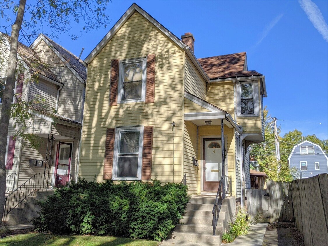 Primary Photo - 1009 Garnett Place Apt #1, Evanston, IL 60...