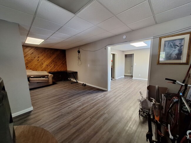 Building Photo - 2 Bedroom Home - Open August 1st!