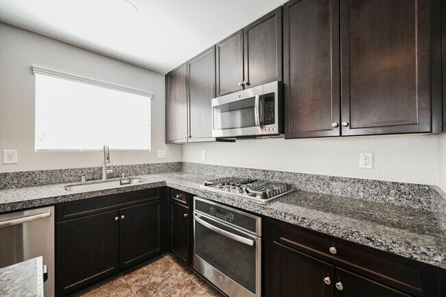 Foto del edificio - READY FOR MOVE-IN ROOF TOP DECK