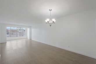 Building Photo - 2840 SW 22nd Ave