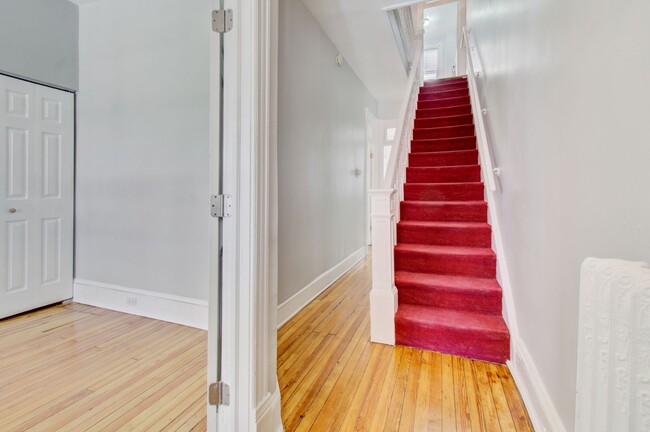 Building Photo - Large 5BR/2BA Row home newly renovated