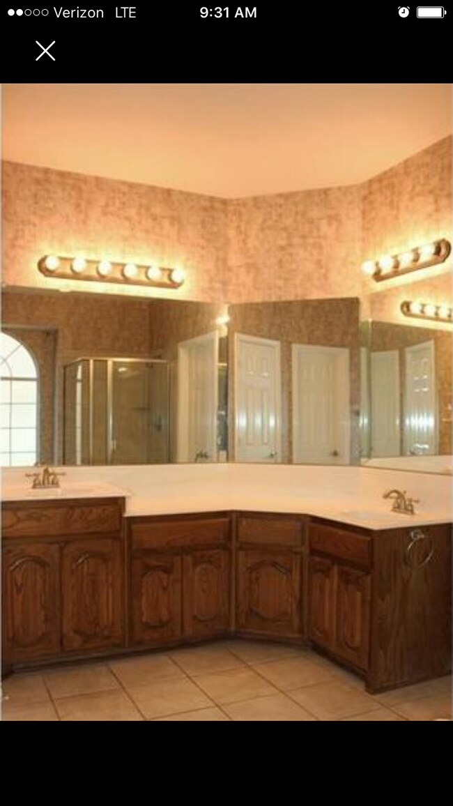 Building Photo - 207 Rose Garden Way