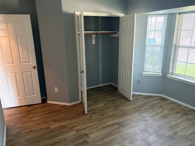 Foto del edificio - 7214 Crescent Mills Dr
