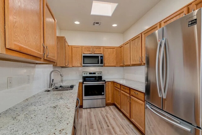 Building Photo - Stunning 2 bedroom 2-bathroom