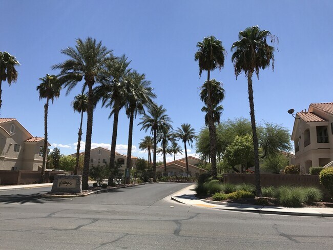 Foto del edificio - FANTASTIC GATED CONDO IN NW  WITH DETACHED...