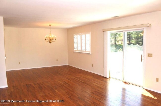 Building Photo - 390 Deuce Dr
