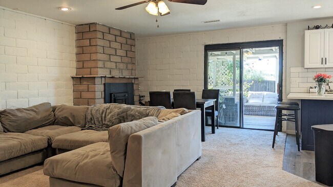 Foto del edificio - 1514 N Elaine Way