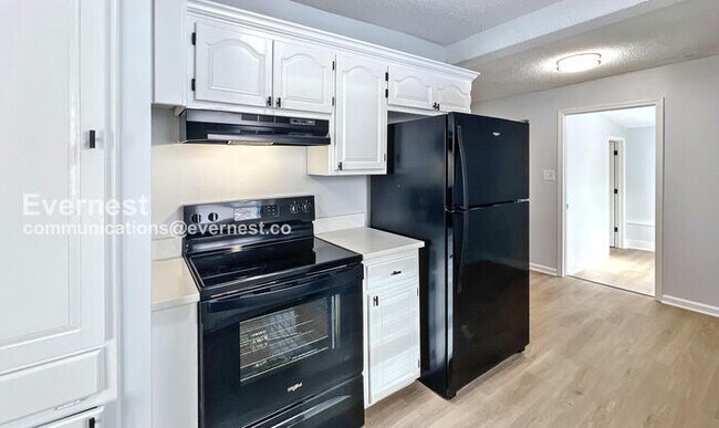 Building Photo - 907 S Cedar Ave