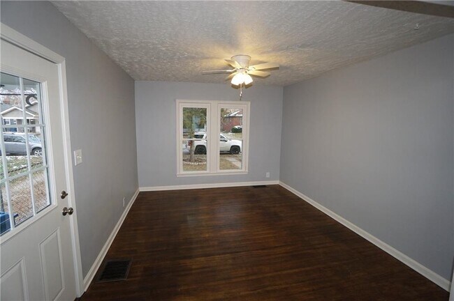 Foto del edificio - 4844 Hillside Ave