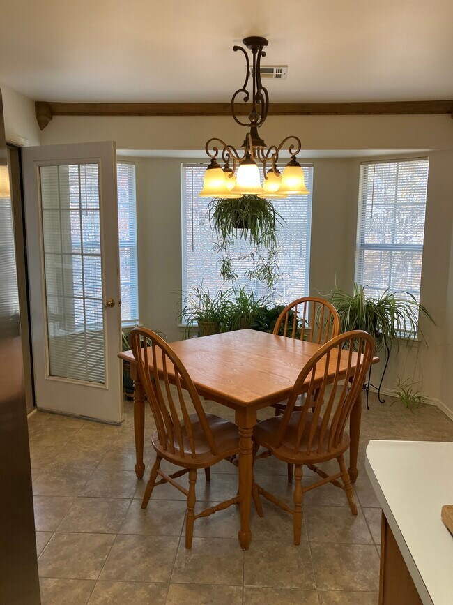 Foto del edificio - 8675 Golf Creek Dr