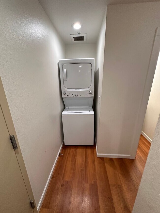 Foto del edificio - Large UW Townhome available 9/1 for 2025-2...