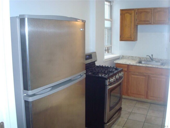 Building Photo - 914 Dumont Ave
