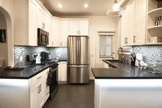 Building Photo - 1418 S Crest Dr