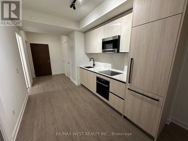 Building Photo - 425 Front St E