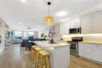 Building Photo - 251 S Mill St