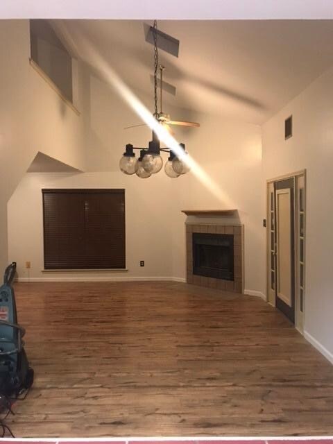 Building Photo - 504 Mustang St