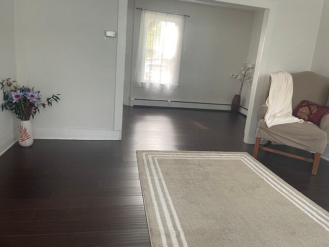 Building Photo - 27 Snell St